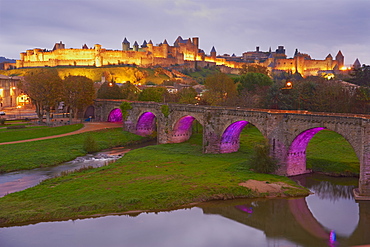 Le Pont Vieux (the old bridge), on the Aude River, Medieval city of Carcassonne, UNESCO World Heritage Site, Aude, Languedoc-Roussillon, France, Europe