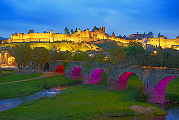 Le Pont Vieux (the old bridge), on the Aude River, Medieval city of Carcassonne, UNESCO World Heritage Site, Aude, Languedoc-Roussillon, France, Europe