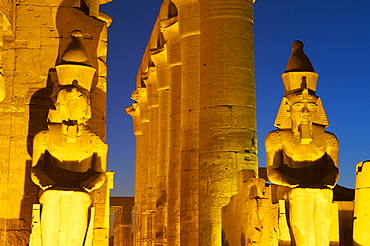 Great Court of Ramesses II and colossal statues of Ramesses II, Temple of Luxor, Thebes, UNESCO World Heritage Site, Egypt, North Africa, Africa