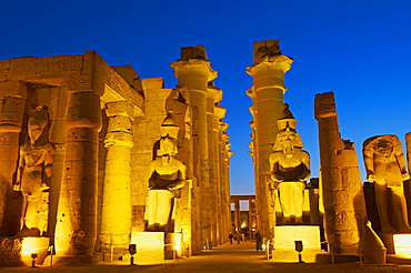 Great Court of Ramesses II and colossal statues of Ramesses II, Temple of Luxor, Thebes, UNESCO World Heritage Site, Egypt, North Africa, Africa