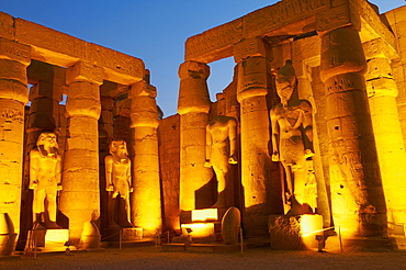 Great Court of Ramesses II and colossal statues of Ramesses II, Temple of Luxor, Thebes, UNESCO World Heritage Site, Egypt, North Africa, Africa