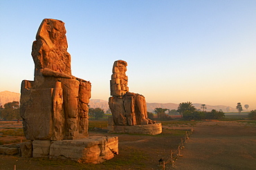 Colossi of Memnon, carved to represent the 18th dynasty pharaoh Amenhotep III, West Bank of the River Nile, Thebes, UNESCO World Heritage Site, Egypt, North Africa, Africa