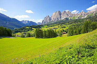 View of mountains near Cortina d' Ampezzo, Belluno Province, Veneto, Dolomites, Italy, Europe