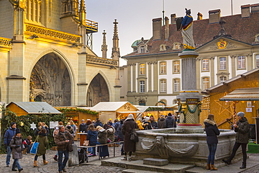 Christmas Market and Cathedral in Munsterplatz, Bern, Jungfrau region, Bernese Oberland, Swiss Alps, Switzerland, Europe