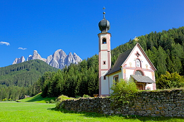 Church, Val di Funes, Bolzano Province, Trentino-Alto Adige/South Tyrol, Italian Dolomites, Italy, Europe