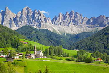 Church, Val di Funes, Bolzano Province, Trentino-Alto Adige/South Tyrol, Italian Dolomites, Italy, Europe