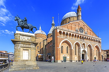 View of statue in Saint Anthony Square and Saint Anthony of Padua Basilica, Padua, Veneto, Italy, Europe