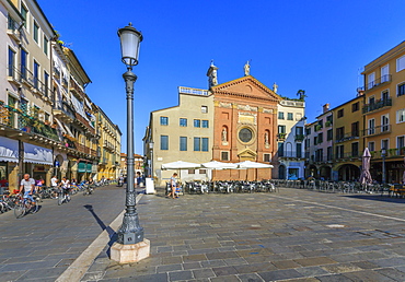 Cafes and Chiesa di San Clemente in Piazza dei Signori, Ragione Palace is visible, Padua, Veneto, Italy, Europe