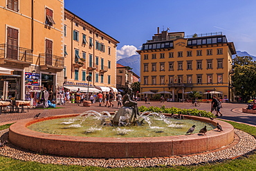 View of fountain and pastel coloured architecture in Piazza Garibaldi, Riva del Garda, Lake Garda, Trentino, Italian Lakes, Italy, Europe