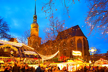 St. Reinoldi Church and Christmas Market at dusk, Dortmund, North Rhine-Westphalia, Germany, Europe