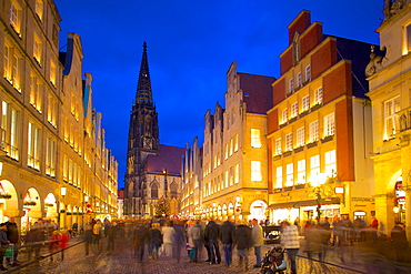 View of St. Lambert's Church and Prinzipalmarkt at Christmas, Munster, North Rhine-Westphalia, Germany, Europe