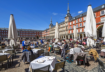 View of Al Fresco restaurants and architecture in Calle Mayor, Madrid, Spain, Europe