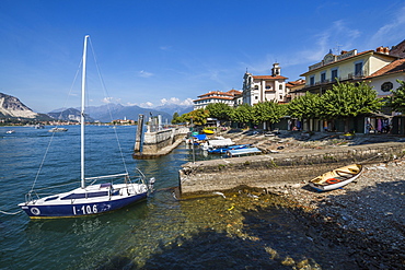 Boats on beach of Isola dei Pescatori, Borromean Islands, Lago Maggiore, Piedmont, Italian Lakes, Italy, Europe