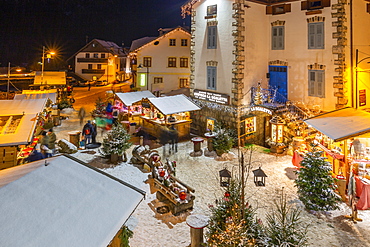 View of Christmas Market at dusk in Campitello di Fassa, Val di Fassa, Trentino, Italy, Europe