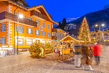 View of Moena town centre at Christmas, Province of Trento, South Tyrol, Italy, Europe