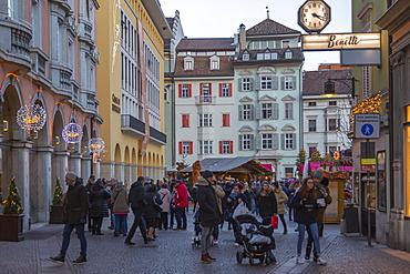 Customers at Christmas market in Piazza Walther, Bolzano, Italy, Europe