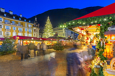 Customers at Christmas market in Piazza Walther, Bolzano, Italy, Europe