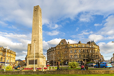 View of Cenotaph on Parliament Street at Christmas, Harrogate, North Yorkshire, England, United Kingdom, Europe