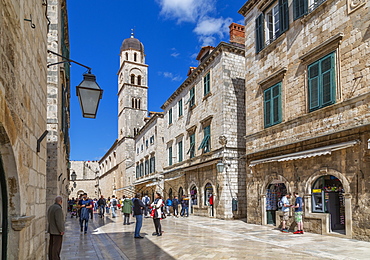 Visitors on Stradun and Franciscan Church and Monastery, Dubrovnik Old Town, UNESCO World Heritage Site, Dubrovnik, Dalmatia, Croatia, Europe