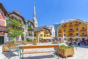 View of Marktplatz in Hallstatt village, UNESCO World Heritage Site, Salzkammergut region of the Alps, Salzburg, Austria, Europe