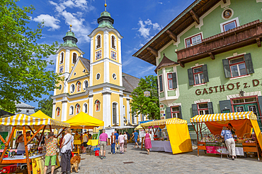 View of Church (Barocke Pfarrkirche) and market in St. Johann, Austrian Alps, Tyrol, Austria, Europe