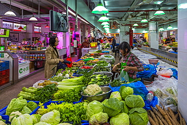 View of vegetable stall in busy market, Huangpu, Shanghai, China, Asia