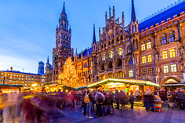 View of Christmas Market in Marienplatz and New Town Hall at dusk, Munich, Bavaria, Germany, Europe