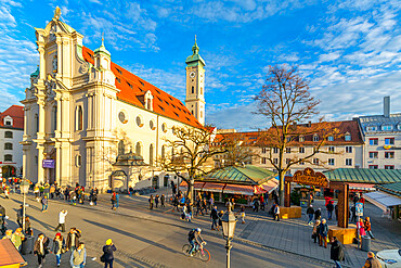 View of market and Heiliggeistkirche Church clock tower, Munich, Bavaria, Germany, Europe