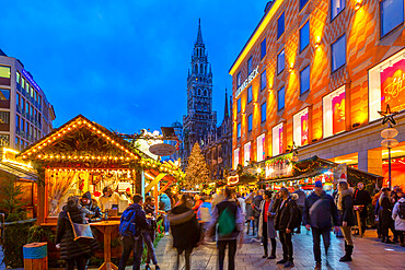 View of New Town Hall and bustling Christmas Market in Marienplatz at dusk, Munich, Bavaria, Germany, Europe