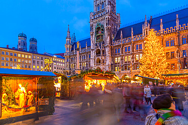 View of New Town Hall and bustling Christmas Market in Marienplatz at dusk, Munich, Bavaria, Germany, Europe