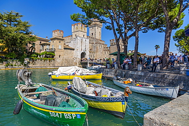 View of boats and Castello di Sirmione on a sunny day, Sirmione, Lake Garda, Brescia, Lombardy, Italian Lakes, Italy, Europe