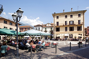 Piazza and cafe, Menaggio, Lake Como, Lombardy, Italy, Europe