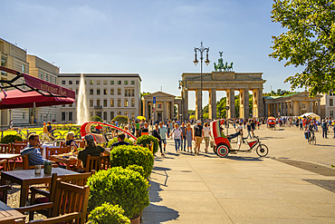 View of Brandenburg Gate, restaurant and visitors in Pariser Platz on sunny day, Mitte, Berlin, Germany, Europe