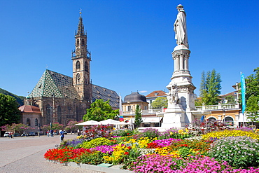 Duomo and Walther Monument, Walther Platz, Bolzano, Bolzano Province, Trentino-Alto Adige, Italy, Europe