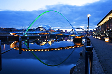 Gateshead Millennium Bridge, The Sage and Tyne Bridge at dusk, spanning the River Tyne between Newcastle and Gateshead, Tyne and Wear, England, United Kingdom, Europe