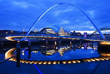 Gateshead Millennium Bridge, The Sage and the River Tyne between Newcastle and Gateshead, at dusk, Tyne and Wear, England, United Kingdom, Europe