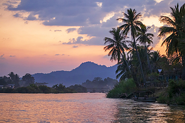 Sunset over the Mekong River between Don Khon and Don Det islands, Four Thousand Island archipelago, Champasak Province, Laos, Southeast Asia