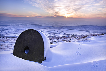 The last rays of sun on the snow and millstones of Stanage Edge, Derbyshire, England, United Kingdom, Europe