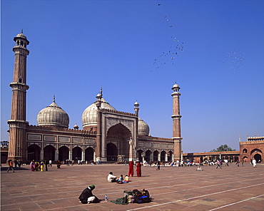 The 17th century Jami Masjid mosque, India's largest, built by Emperor Shah Jahan, in the Chandni Chowk district of Delhi, India, Asia