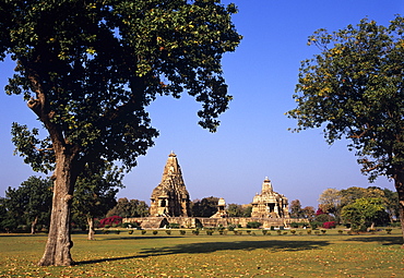 The gardens of the Western group of Hindu temples at Khajuraho, UNESCO World Heritage Site, Madhya Pradesh, India, Asia