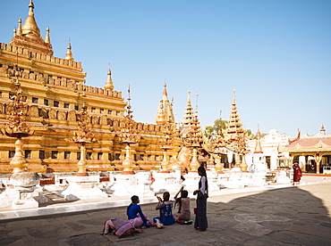 Shwezigon Pagoda, Nyaung-U, near Bagan (Pagan), Mandalay Region, Myanmar (Burma), Asia