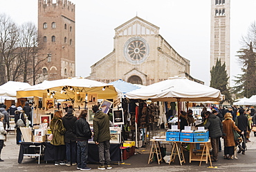 Sunday antiques market with Basilica di San Zeno Maggiore in background, Verona, Veneto Province, Italy, Europe