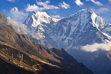 Thamserku, 6608 metres, and Kantega, 6685 metres, Dudh Kosi Valley, Solu Khumbu (Everest) Region, Nepal, Himalayas, Asia