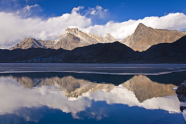 Dudh Pokhari Lake, Gokyo, Solu Khumbu (Everest) Region, Nepal, Himalayas, Asia