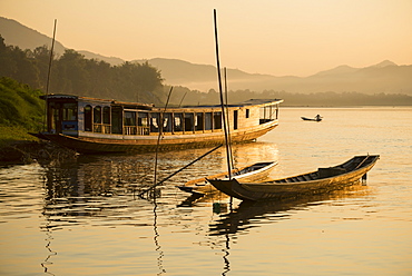 Boats on Mekong River, Luang Prabang, Laos, Indochina, Southeast Asia, Asia 