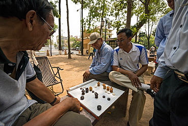 Cambodian chess near Wat Phnom, Phnom Penh, Cambodia, Indochina, Southeast Asia, Asia 