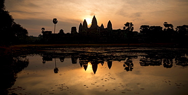 Sunrise over Angkor Wat, Angkor, UNESCO World Heritage Site, Siem Reap, Cambodia, Indochina, Southeast Asia, Asia 