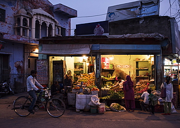 Street greengrocers at night, Agra, Uttar Pradesh, India, Asia