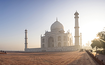 Dawn at the Taj Mahal, UNESCO World Heritage Site, Agra, Uttar Pradesh, India, Asia