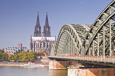 Cologne Cathedral (Dom) across the River Rhine, Cologne, North Rhine-Westphalia, Germany, Europe 